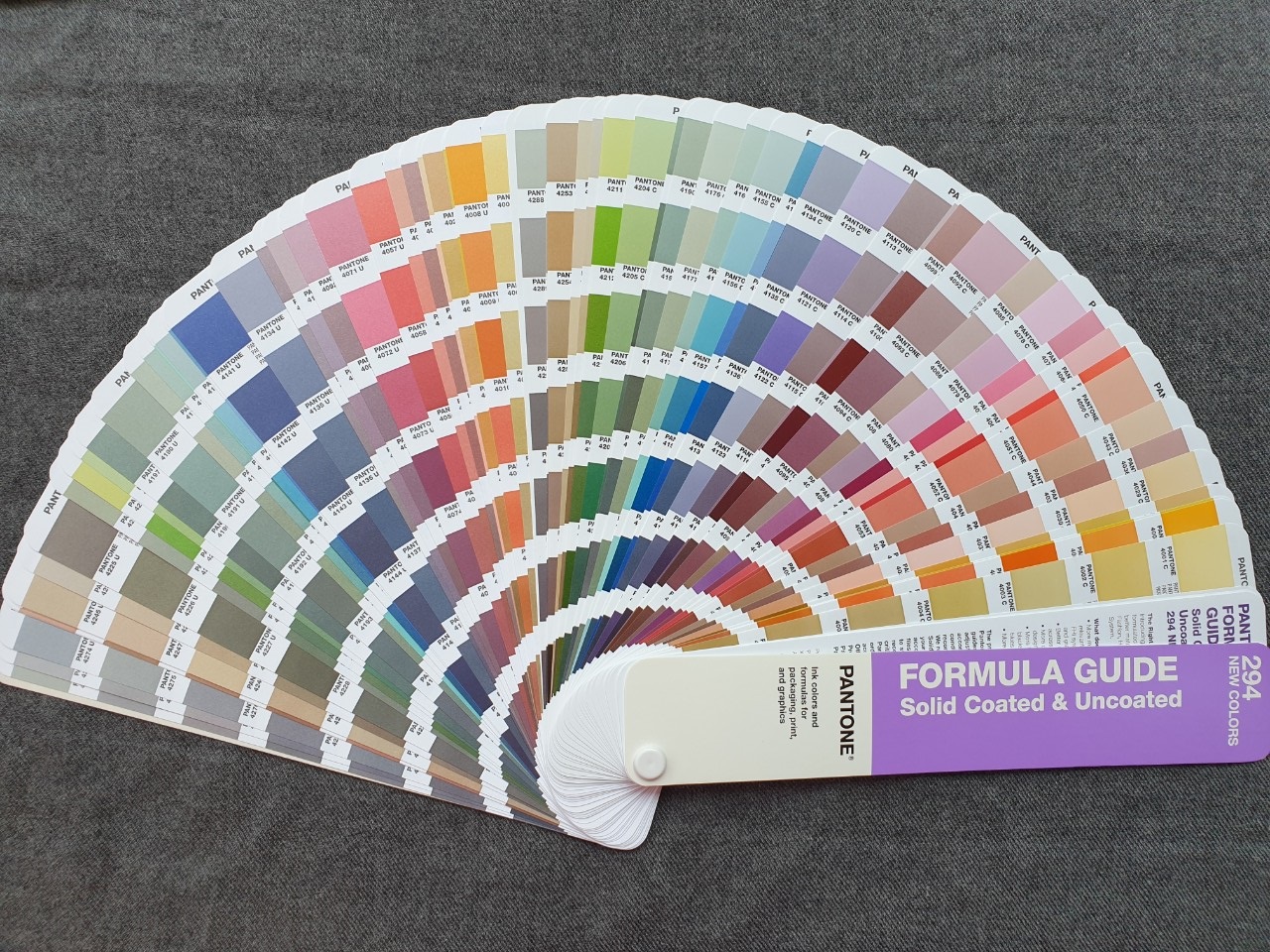 Bộ 1 thanh bảng màu Pantone C U Formula Guide Coated Uncoated Suplement GP1601A SUPL - Phiên bản 2020 - Cập nhật 294 màu PMS đầu 1-7 - Nhập khẩu từ PANTONE LLC USA - Cập nhật cho Pantone GP1601N