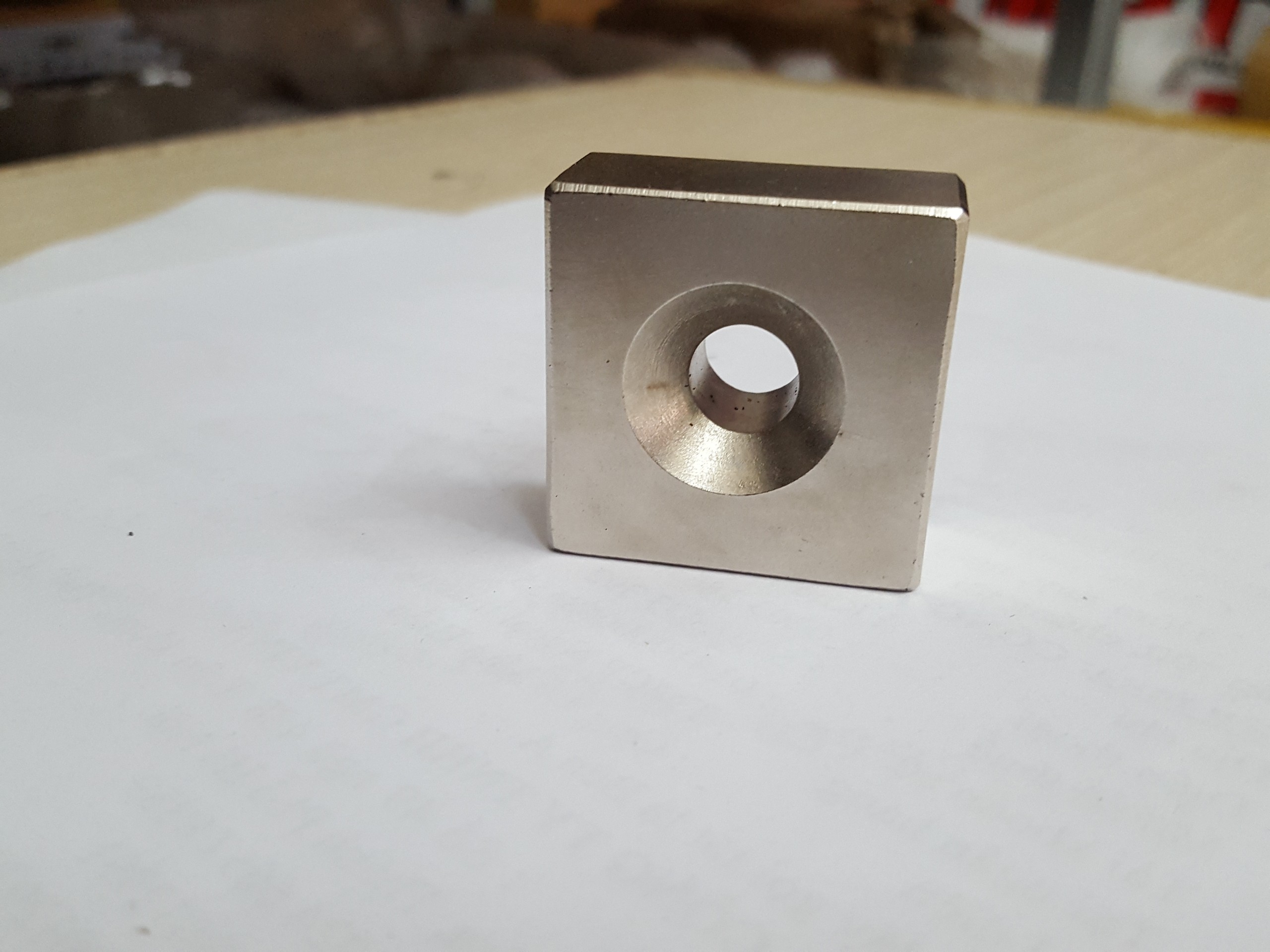 Nam châm 35x35x15mm có lỗ vát, lực hút siêu cường