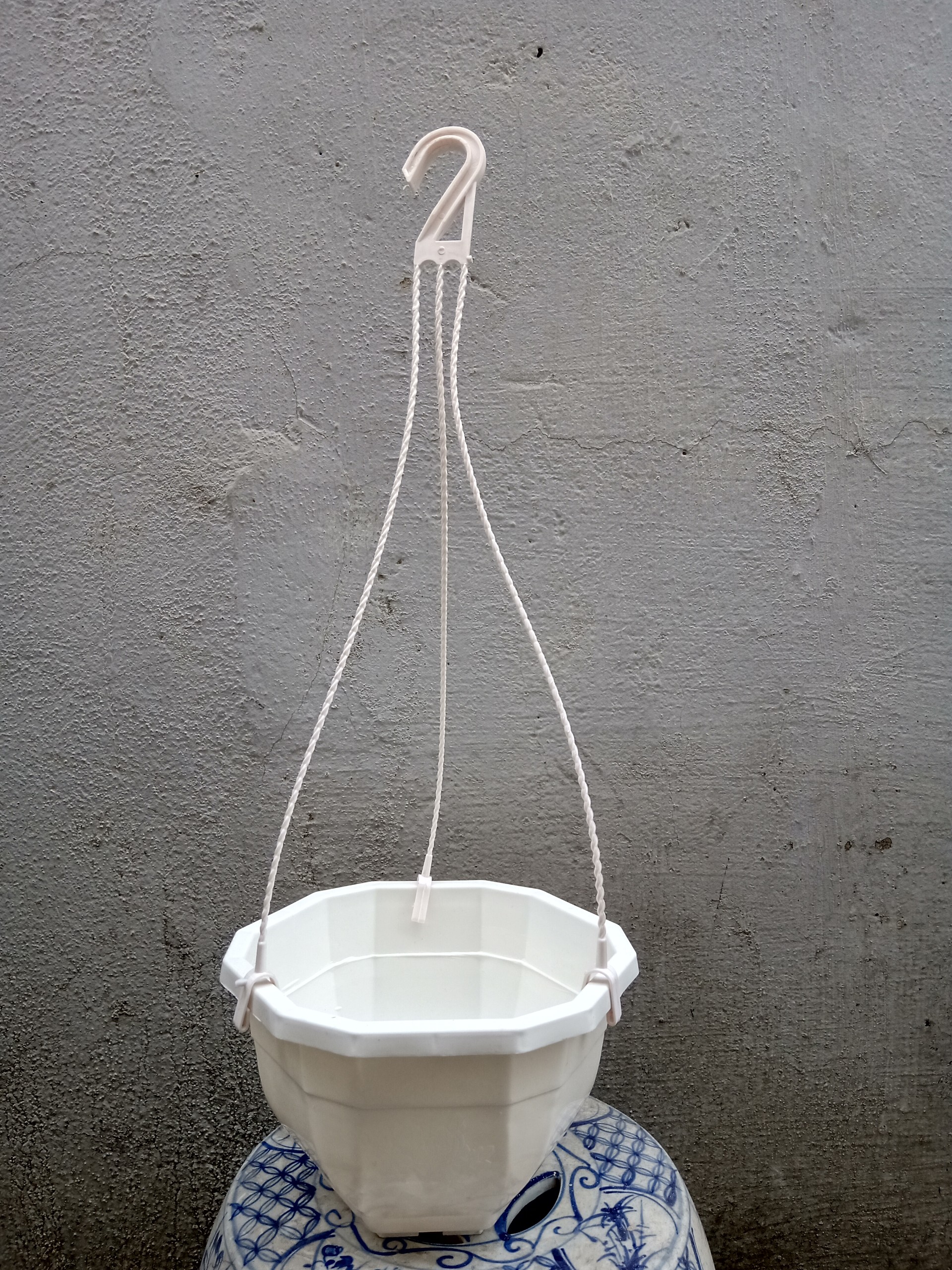 5 Chậu Nhựa Treo 5 Màu,Hình Bát Giác,Có Móc Treo Cùng Màu,Kích Thước Đường Kính 22cm Cao 14cm