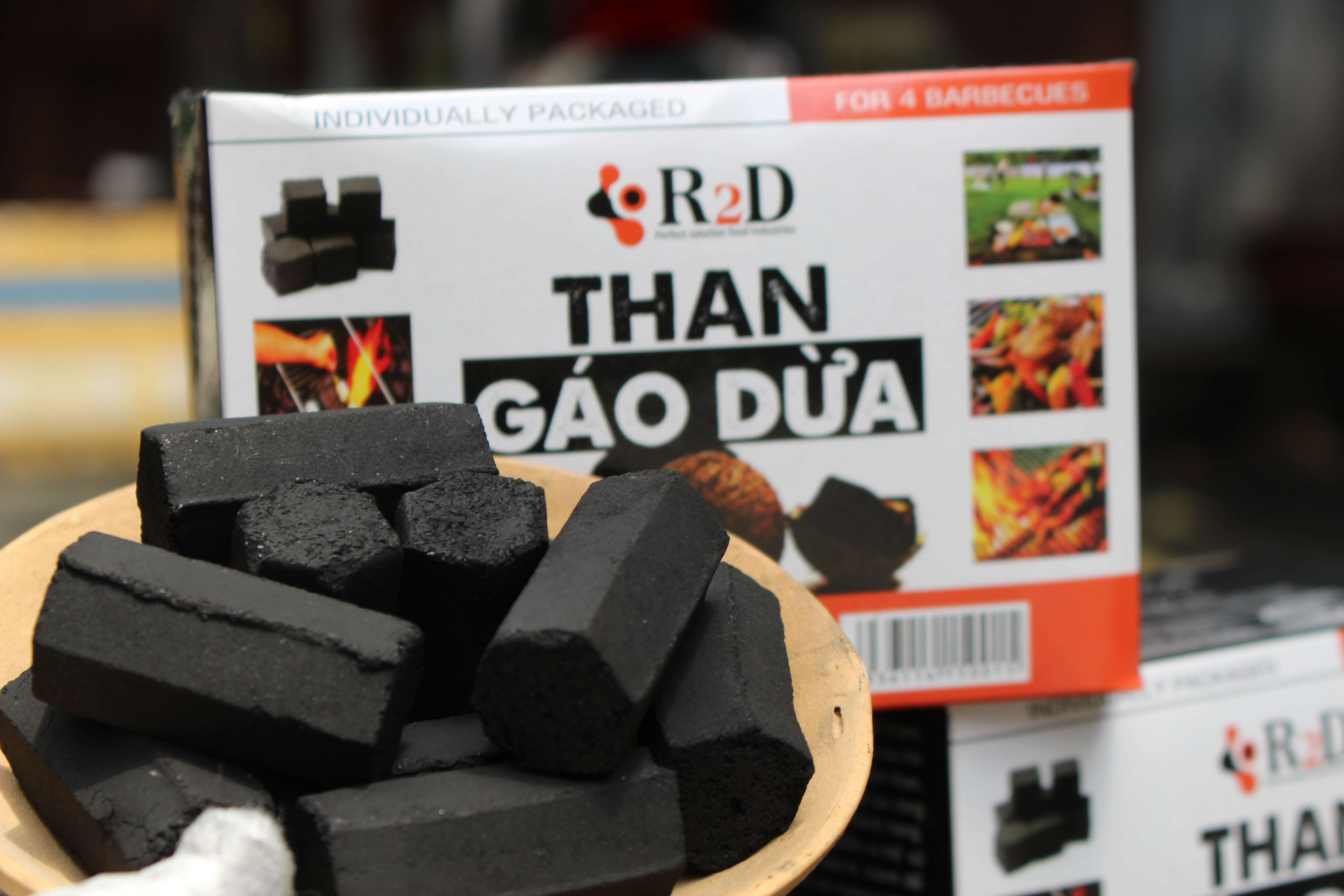 Than nướng BBQ không khói từ gáo dừa thiên nhiên chính hãng R2D hộp 1Kg