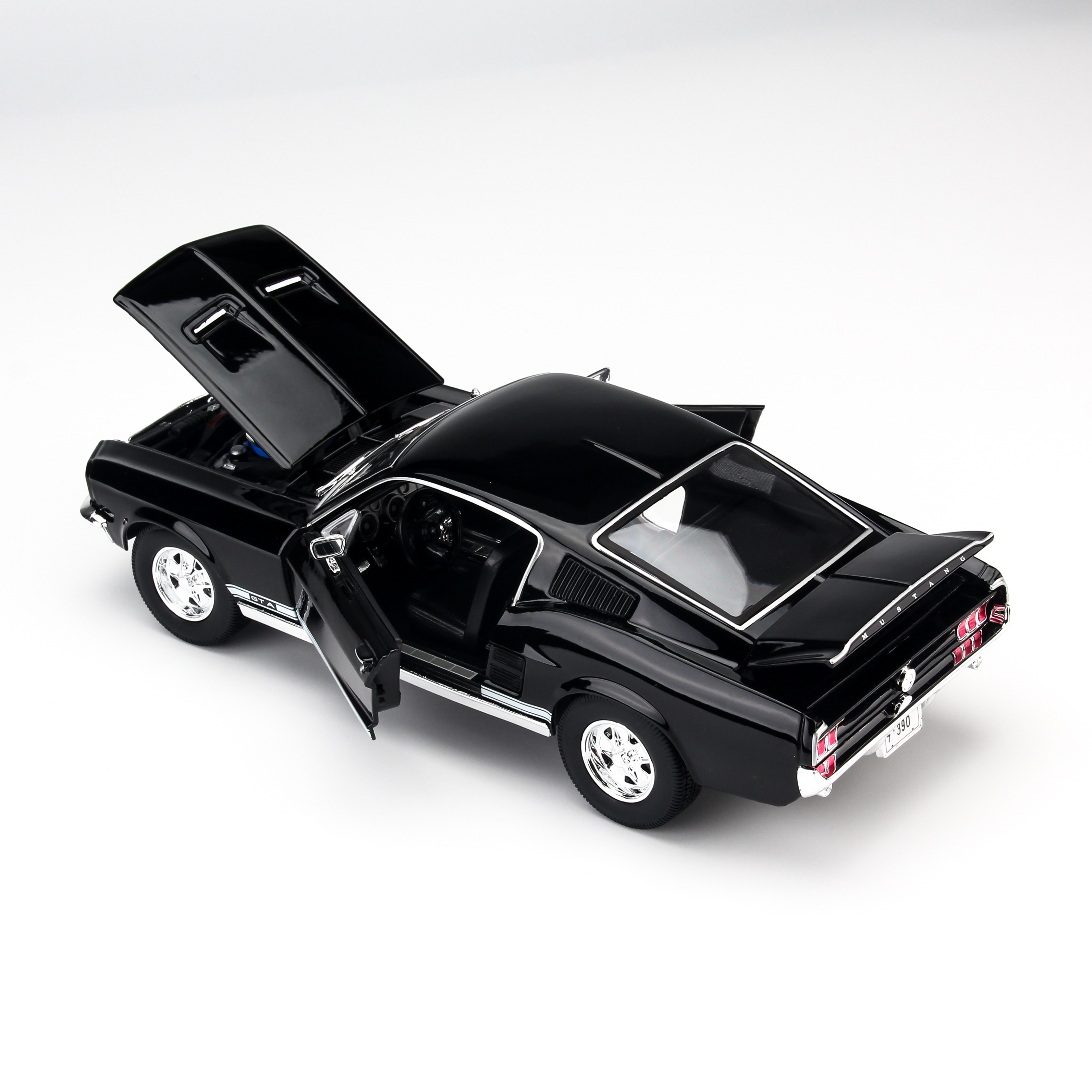 Mô hình xe Ford Mustang GTA Fastback 1967 1:18 Maisto - 31166