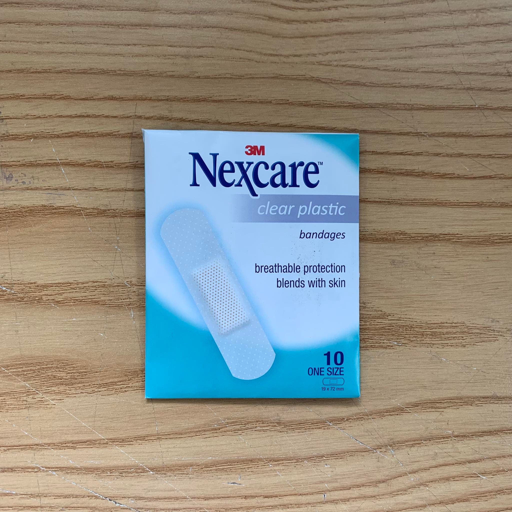 Hộp băng keo cá nhân trong suốt 3M Nexcare Clear, 10 miếng/gói, 10 gói/ hộp, sản xuất tại Thái Lan