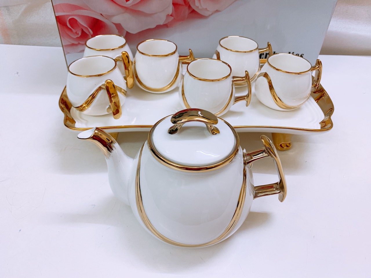ẤM CHÉN SỨ TRẮNG VIỀN VÀNG