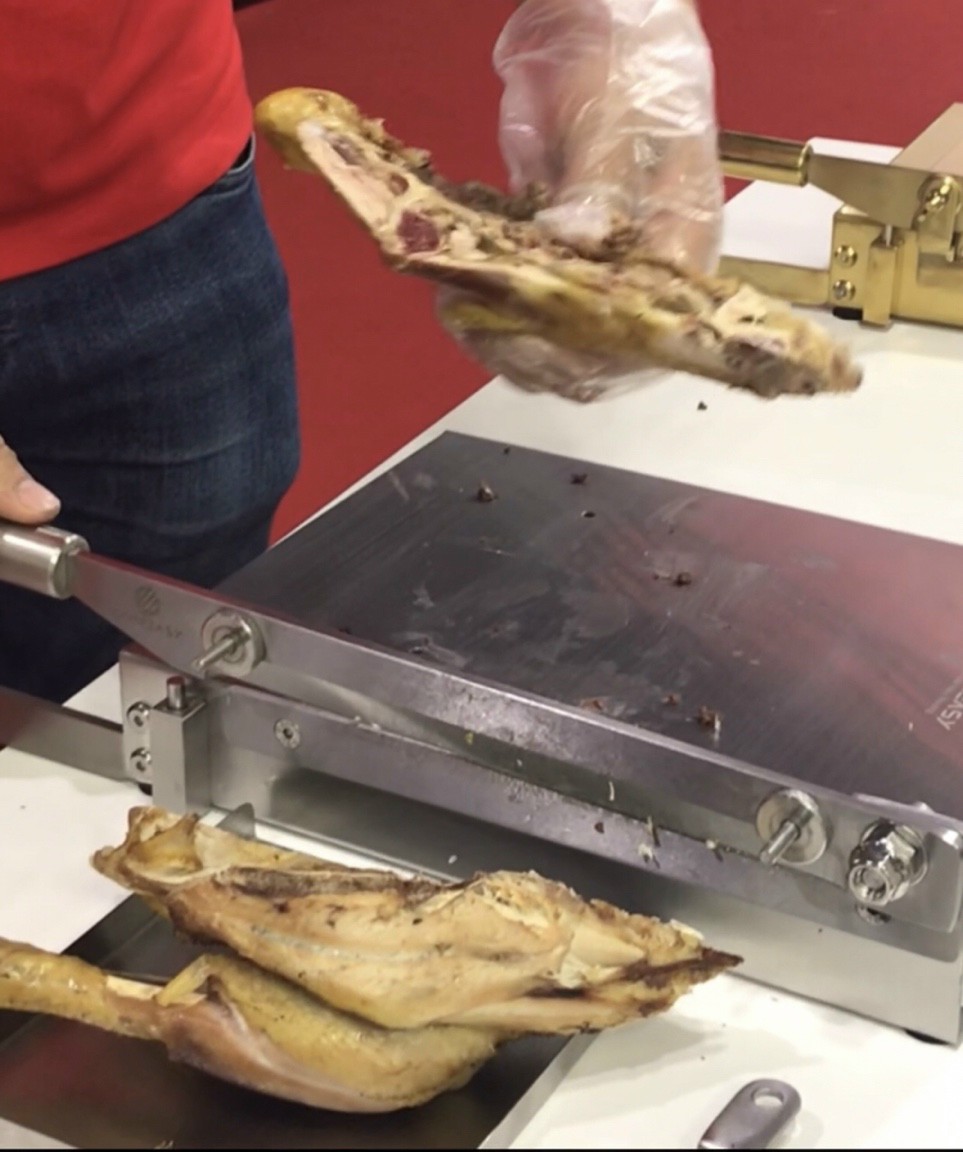 Máy thái thịt đông lạnh,  Dao chặt gà vịt, chặt xương xương đa năng hàng chính hãng Cookeasy. Bản đặc biệt cao cấp CE900, trọng lượng 4.2 Kg, Size 26x35x8 Cm