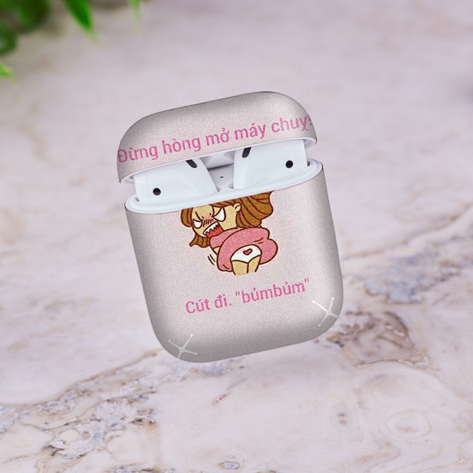 Miếng dán skin chống bẩn cho tai nghe AirPods in hình Đừng mở máy chị - fun014 (bản không dây 1 và 2)