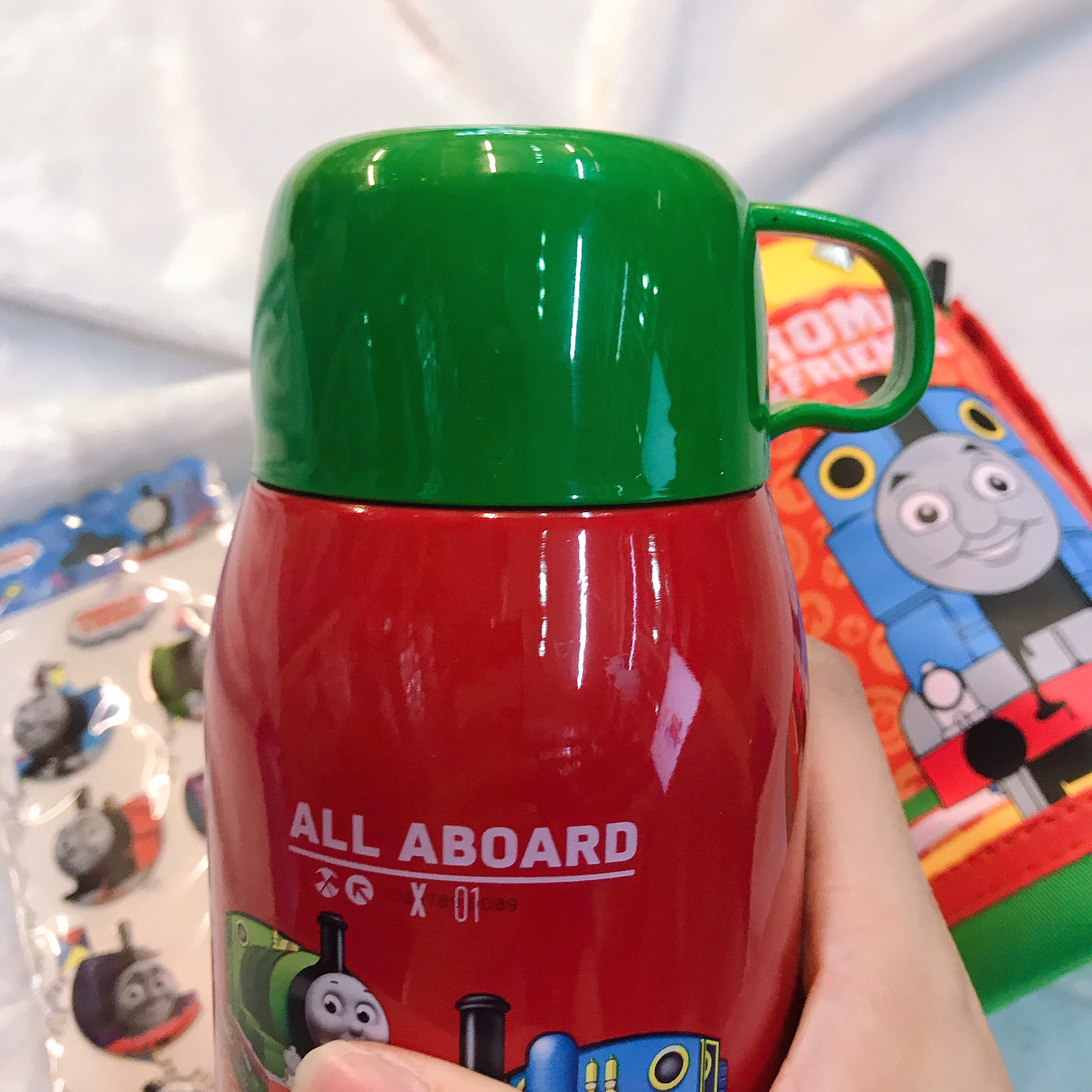 Bình nước giữ nhiệt tặng kèm túi giữ nhiệt hình xe lửa Thomas màu đỏ cho trẻ em, bé trai  - TM4278