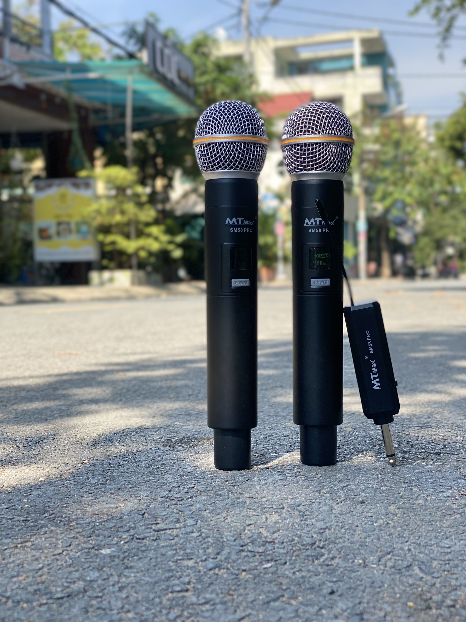 [Hàng mới về- mic pin sạc]Micro Không Dây MTMAX SM58 PRO Cao Cấp 2 Mic Chuyên Dùng Cho karaoke gia đình, vui chơi hội họp, tiện dụng khi di chuyển sẳn sàn giúp bạn chinh phục mọi bài hát, giá tốt chất lượng cao