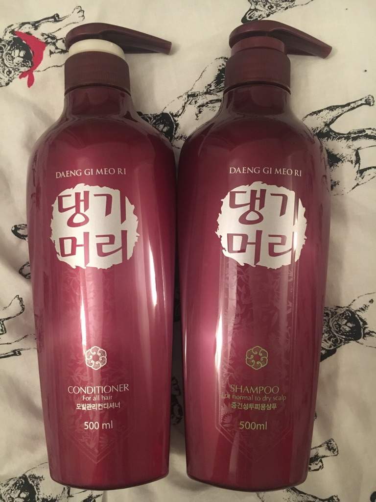 Dầu gội thảo dược giảm gãy rụng, chăm sóc tóc hư tổn Daeng Gi Meo Ri Shampoo For Damaged Hair 500ml - Hàn Quốc Chính Hãng