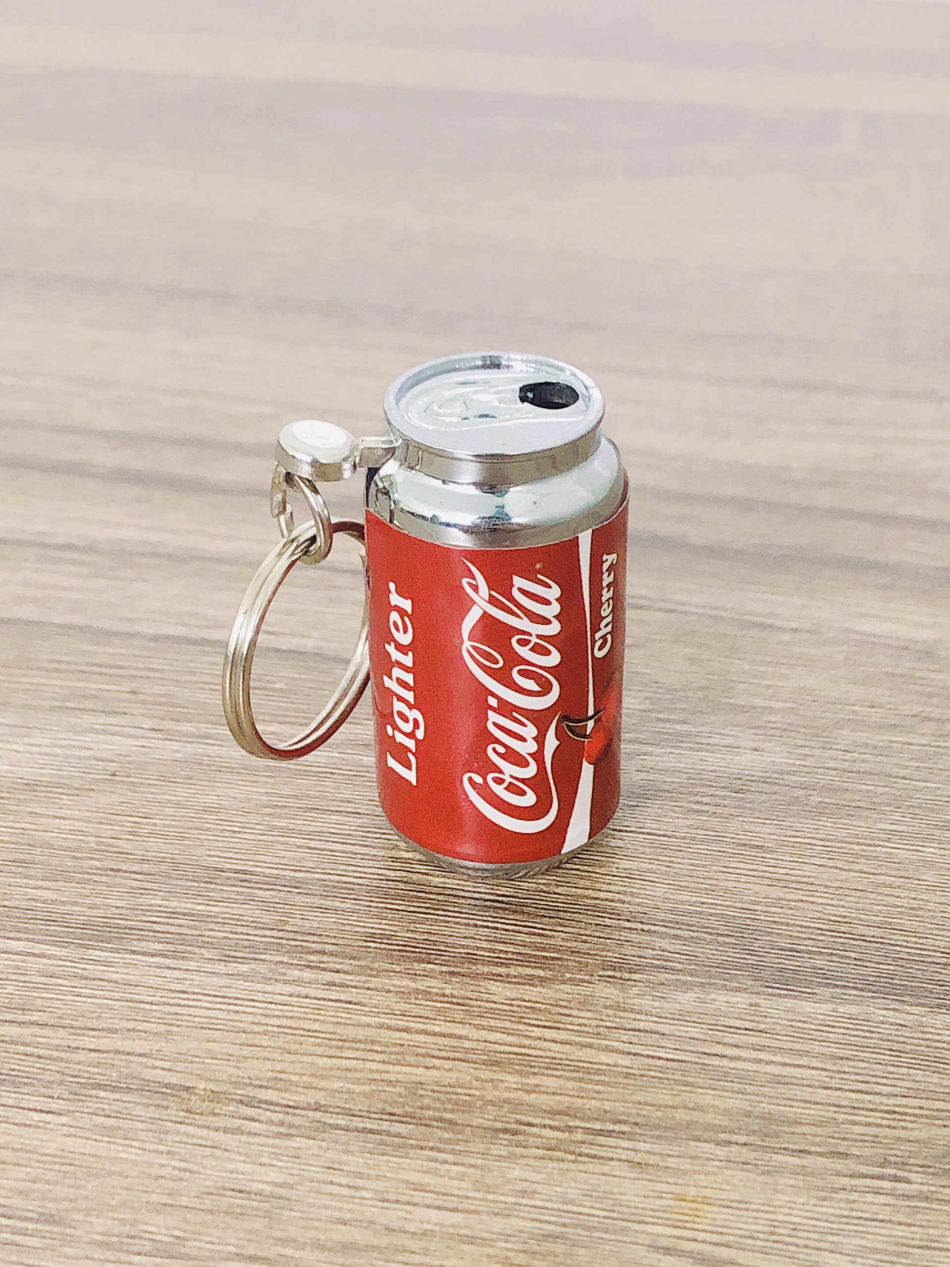 Hột quẹt bật lửa móc khóa hình lon nước Cocacola mini dễ thương