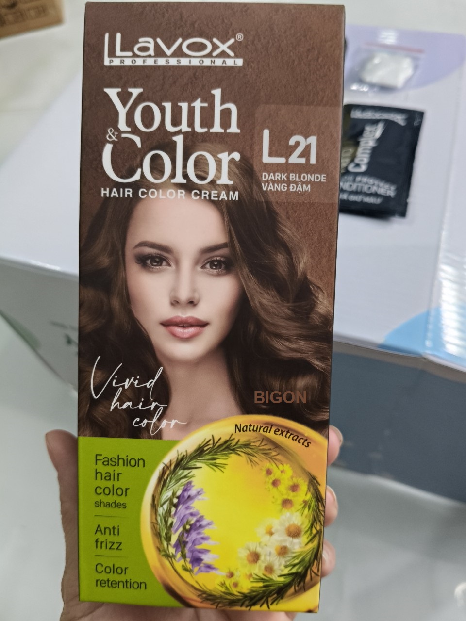 (Vàng Đậm) Kem Nhuộm Tóc Màu Thời Trang Lavox Youth&amp;Color L21 - Dark Blonde