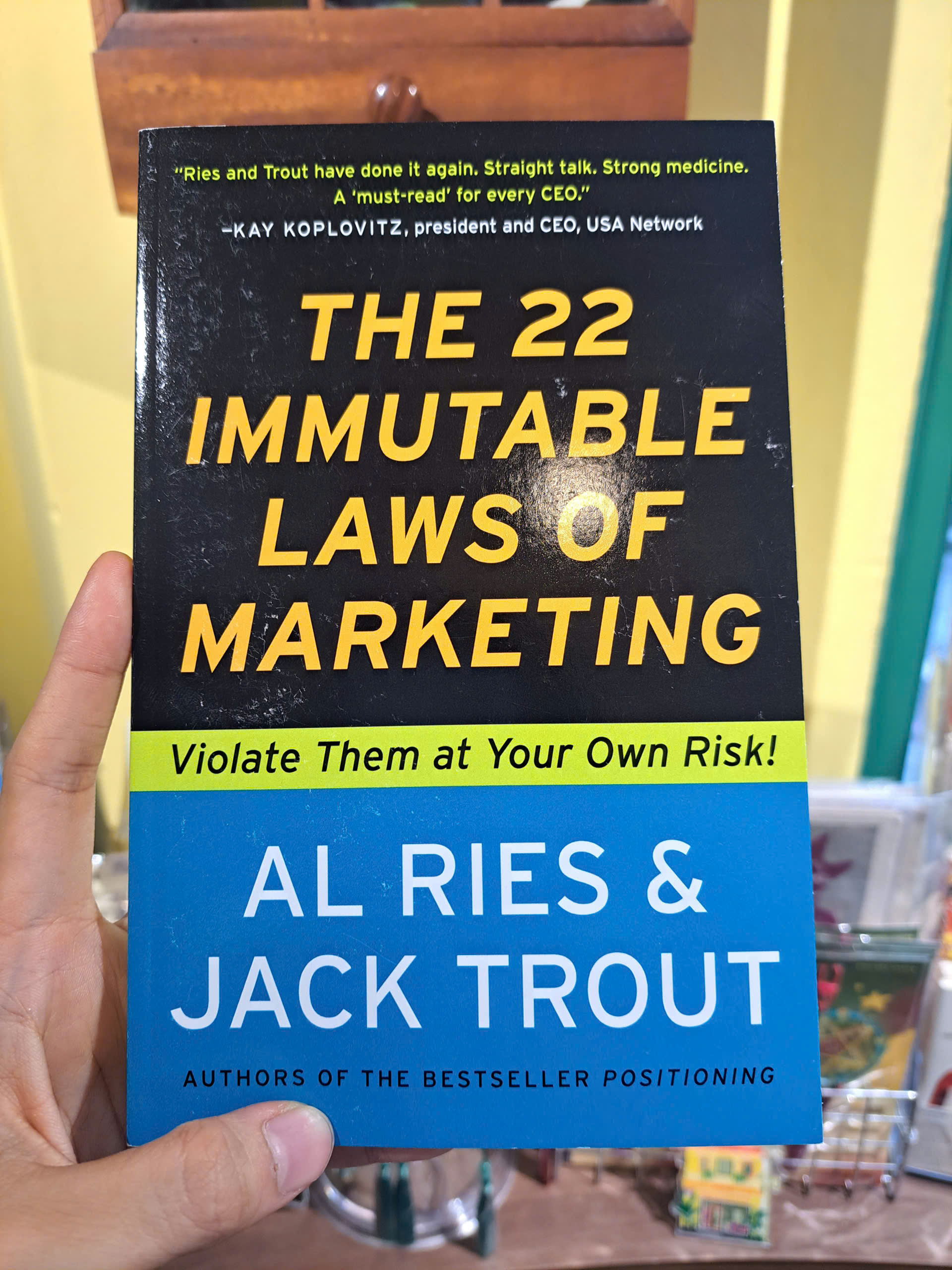 Sách - The 22 Immutable Laws of Marketing by Al Ries & Jack Trout | Business / Self Help / Management / Ngoại văn