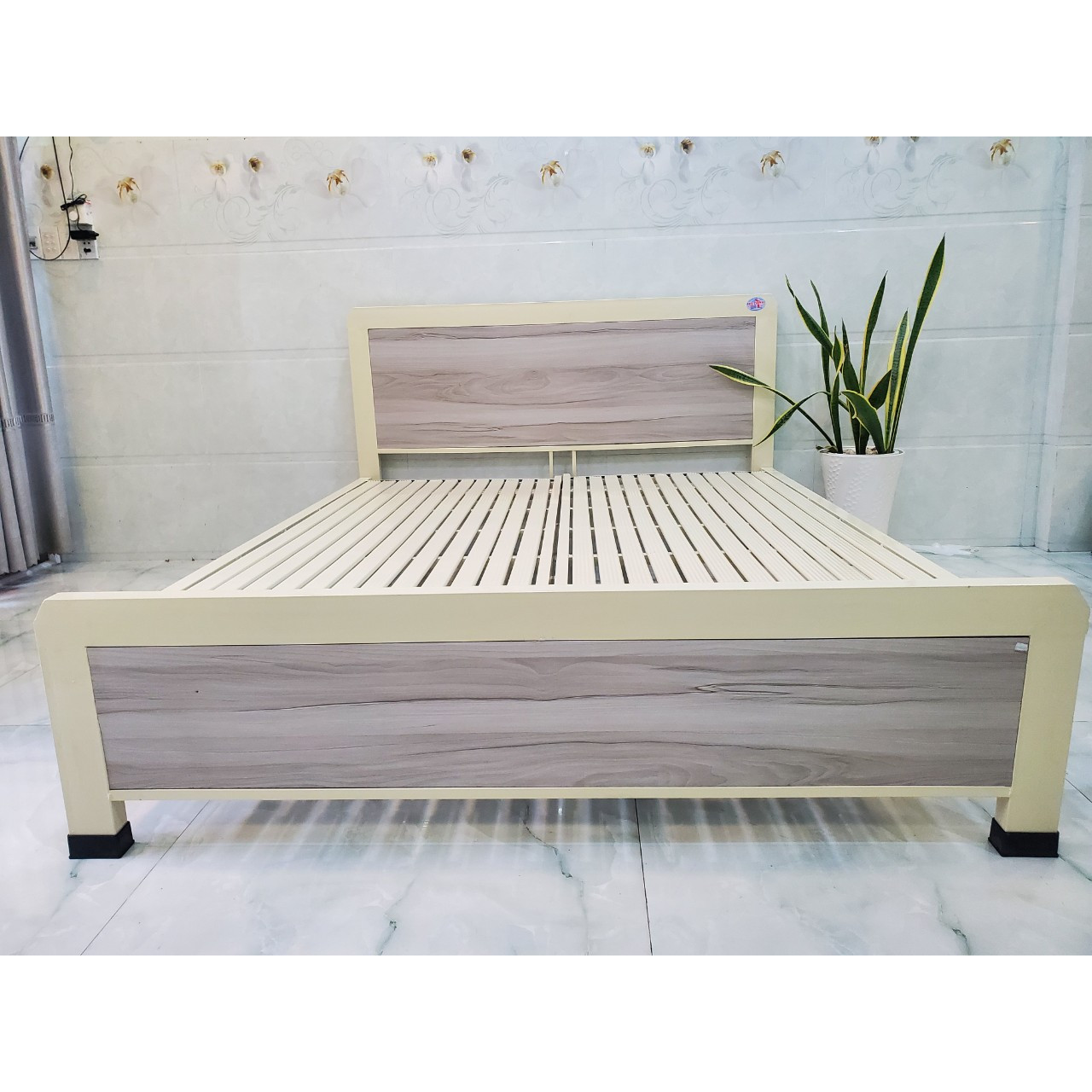 Giường sắt kiểu gỗ cách điệu đầu giường sơn tĩnh điện kích thước 1m4x2m - Mẫu 42