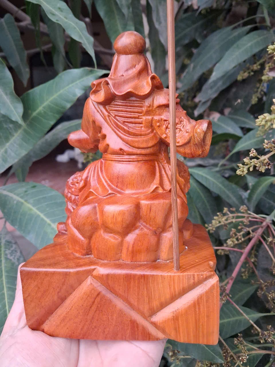 Tượng quan công đọc sách bằng gỗ hương đá cao 20x13.5x9cm