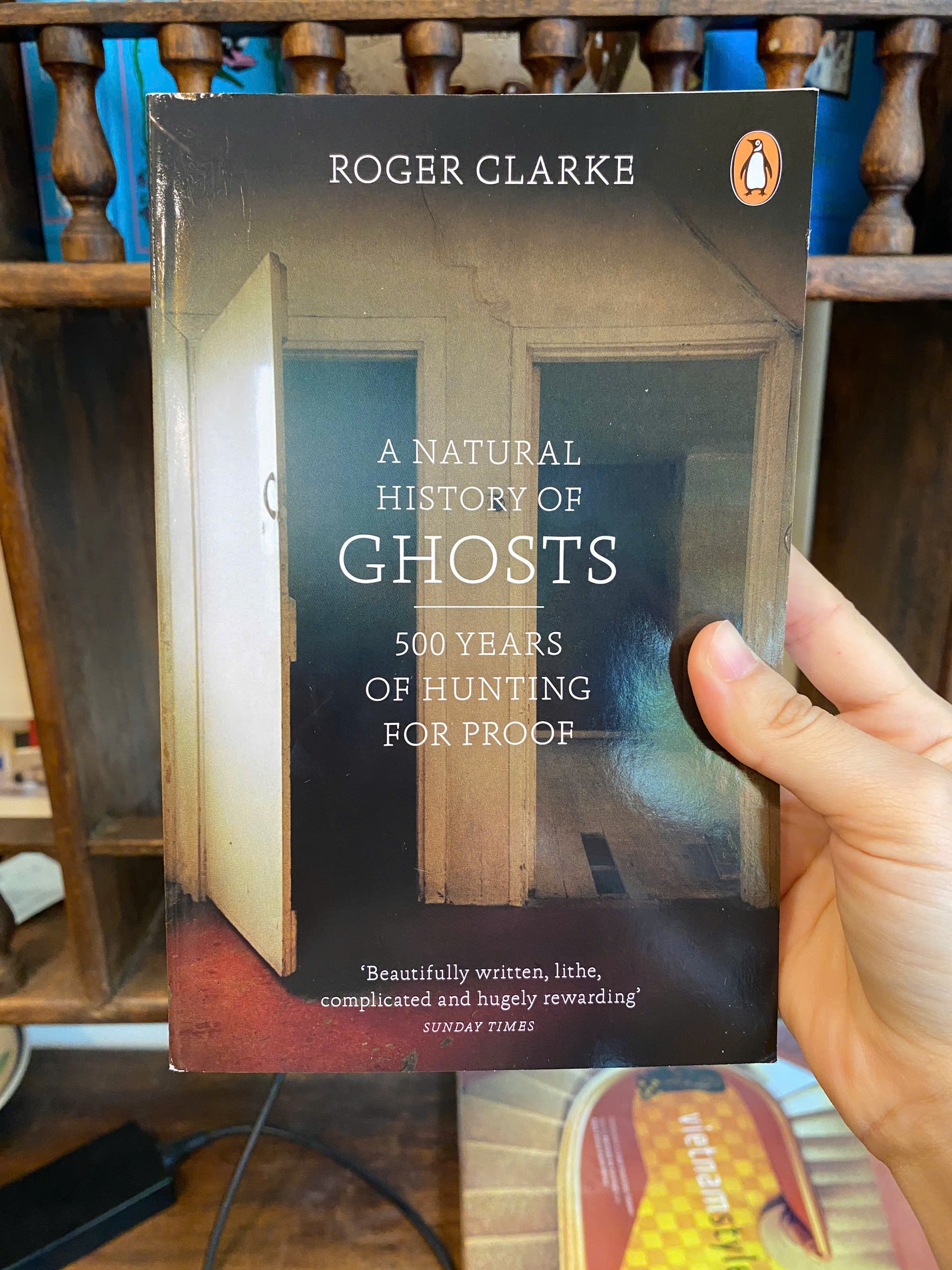 Sách - A Natural History of Ghosts: 500 Years of Hunting for Proof by Roger Clarke | Ngoại văn
