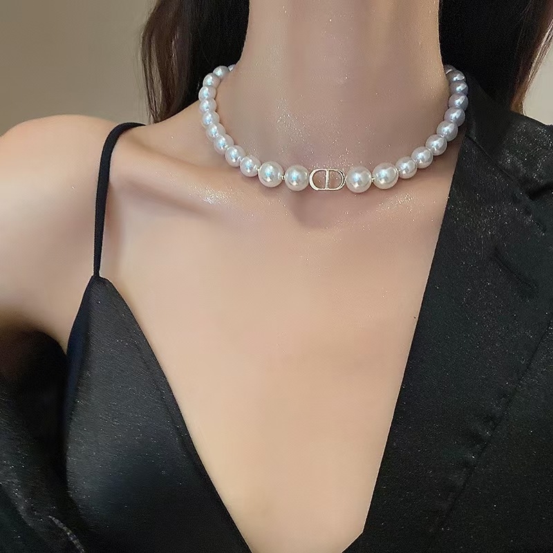 Vòng cổ chocker chuỗi ngọc chữ CD sang chảnh