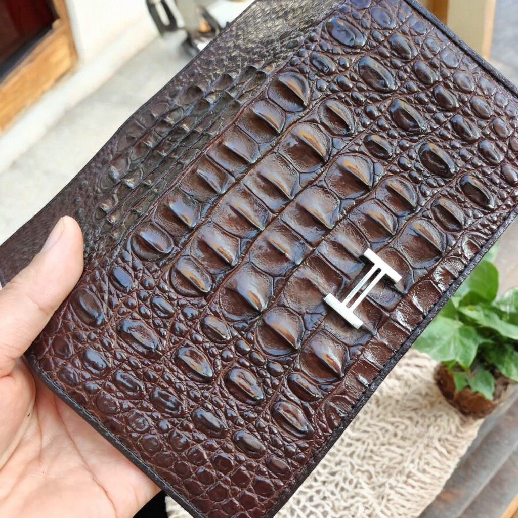 Ví cầm tay nữ siêu dễ thường. Da cá sấu gai lưng cao cấp!