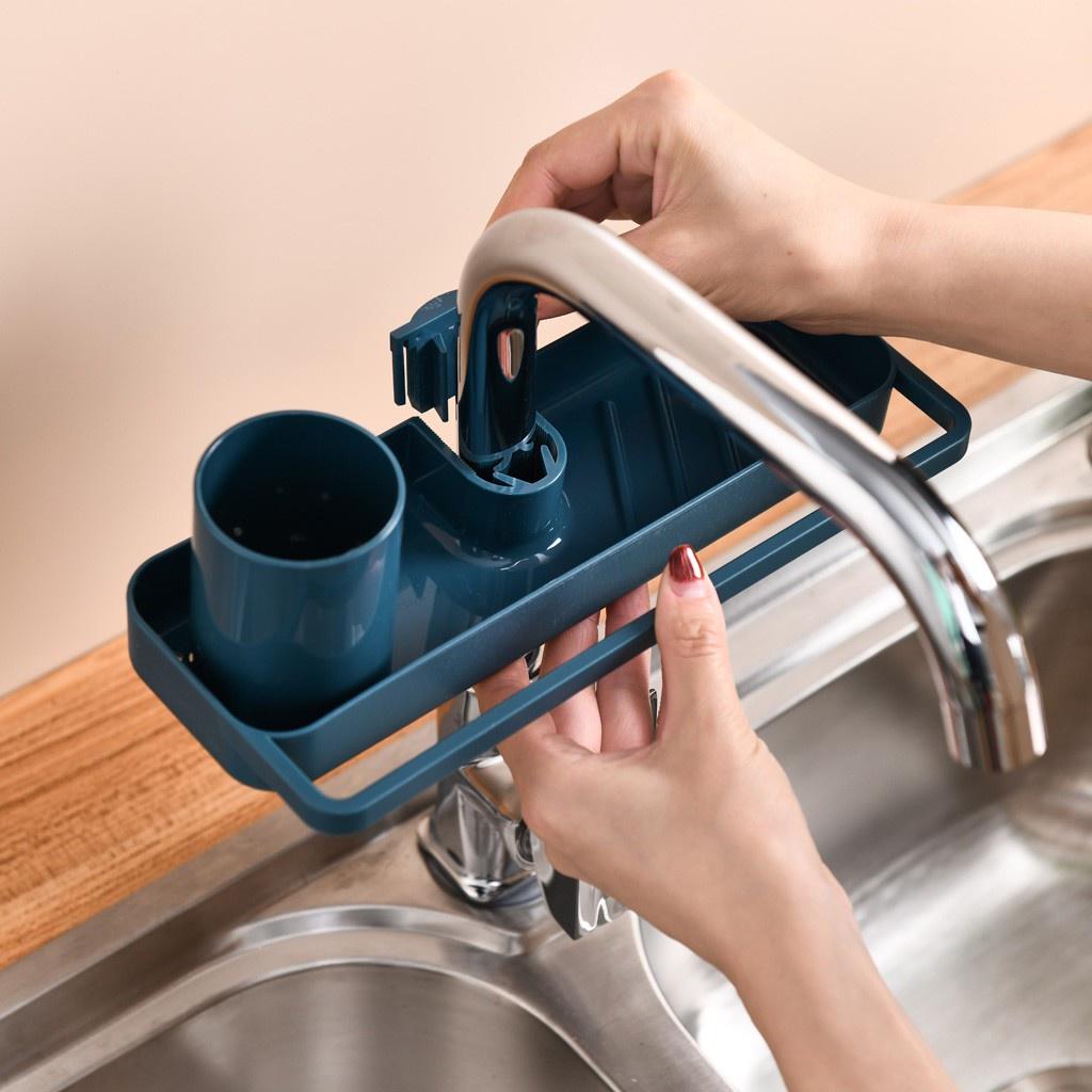 KỆ NHỰA GẮN VÒI NƯỚC ĐỰNG ĐỒ RỬA CHÉN BÁT , ĐỰNG ĐỒ PHÒNG TẮM CÓ THANH TREO KHĂN