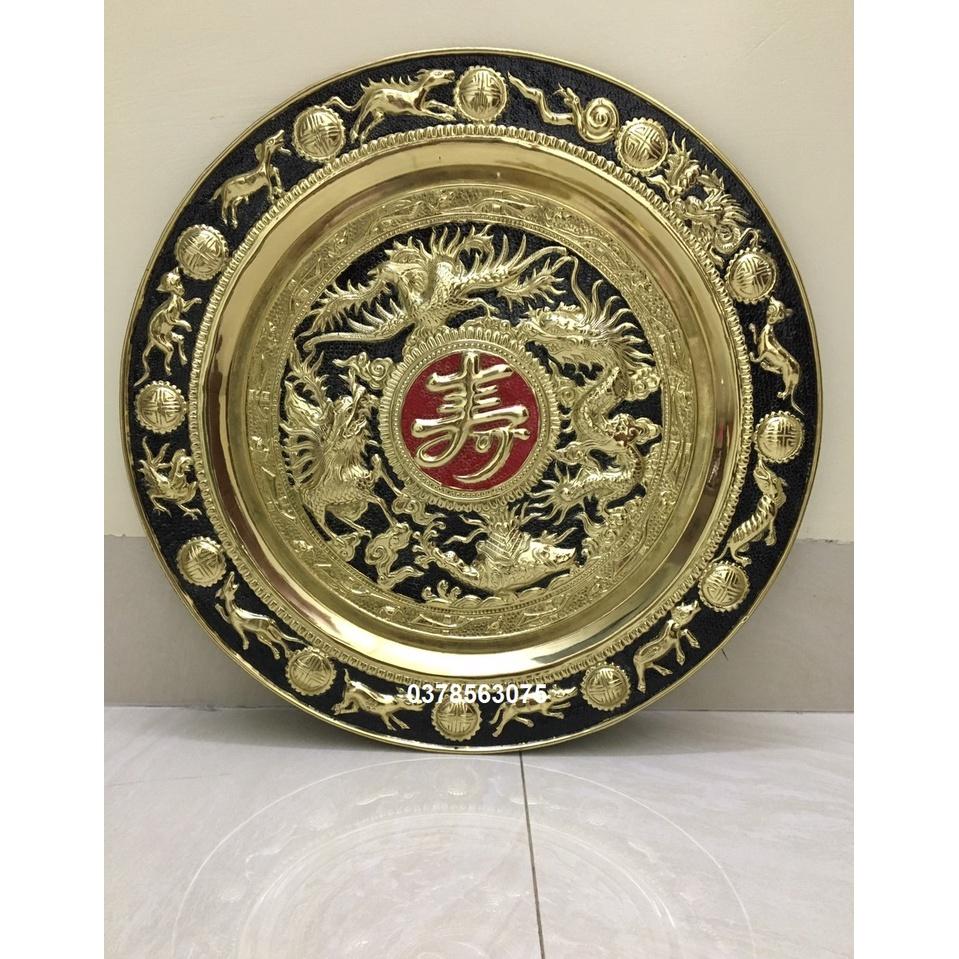 Mâm đồng chữ thọ hán nền đen điểm đỏ hoạ tiết tứ linh chất liệu bằng đồng vàng nguyên chất kích thước 52cm