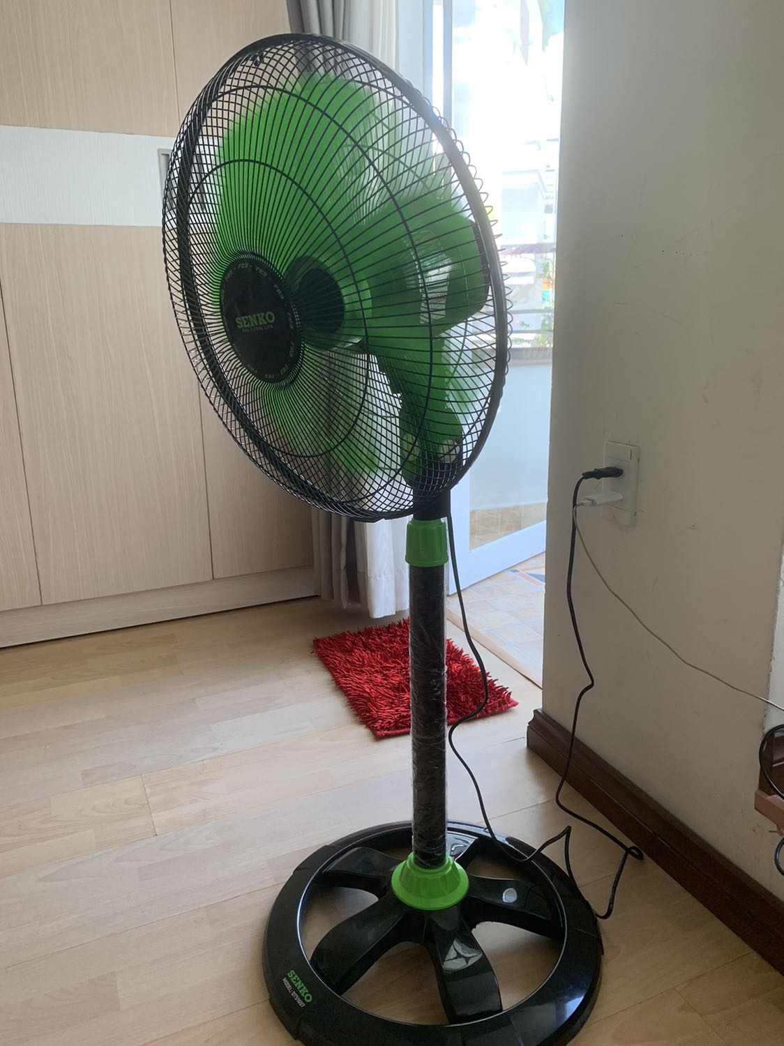 Quạt Đứng Thân Sắt Senko DTS1607 - Giao màu ngẫu nhiên