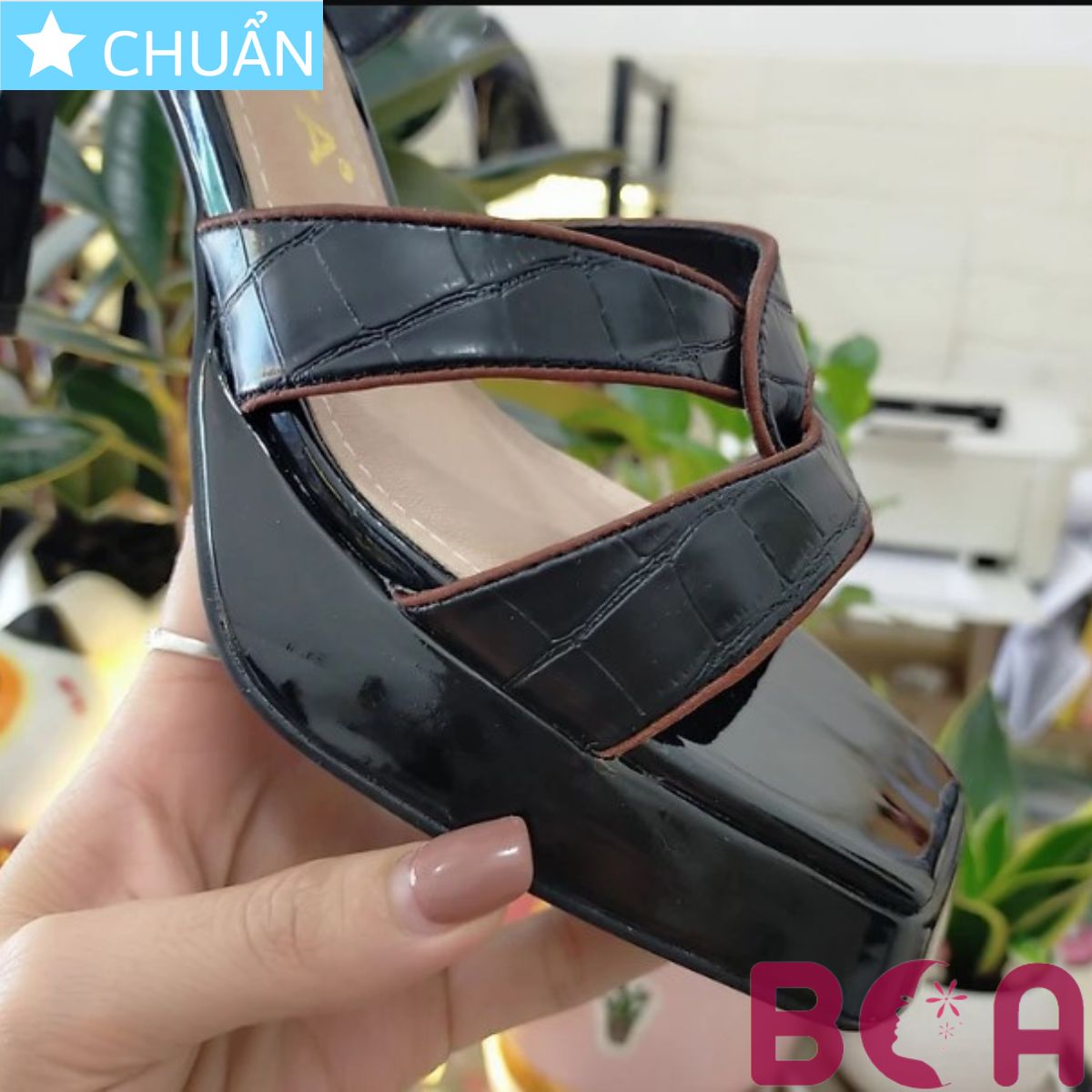 Giày cao gót nữ 8p RO474 ROSATA tại BCASHOP hở mũi có quai sau, vân cách điệu, có viền khác màu nổi bật - màu đen