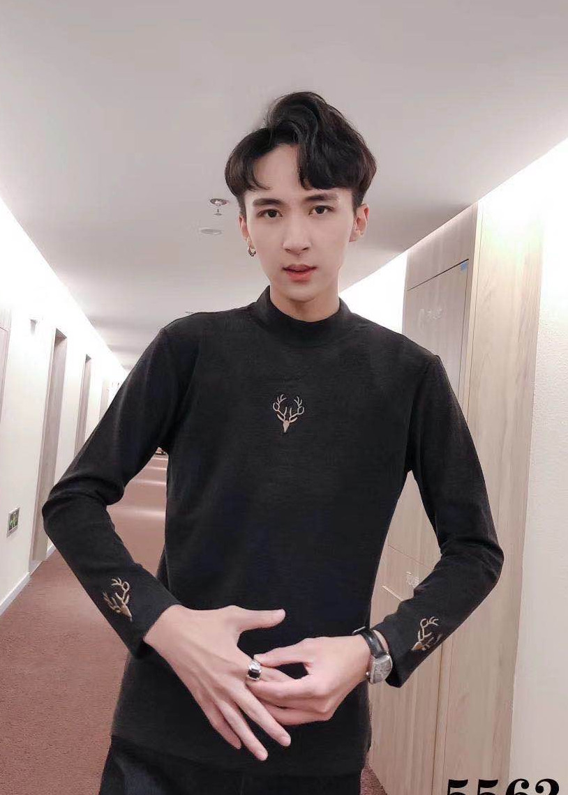 Áo thun Nam cổ lọ họa tiết thêu sang trọng chất liệu cotton cao cấp mang phong cách Âu Mỹ dễ phối đồ hợp thời trang