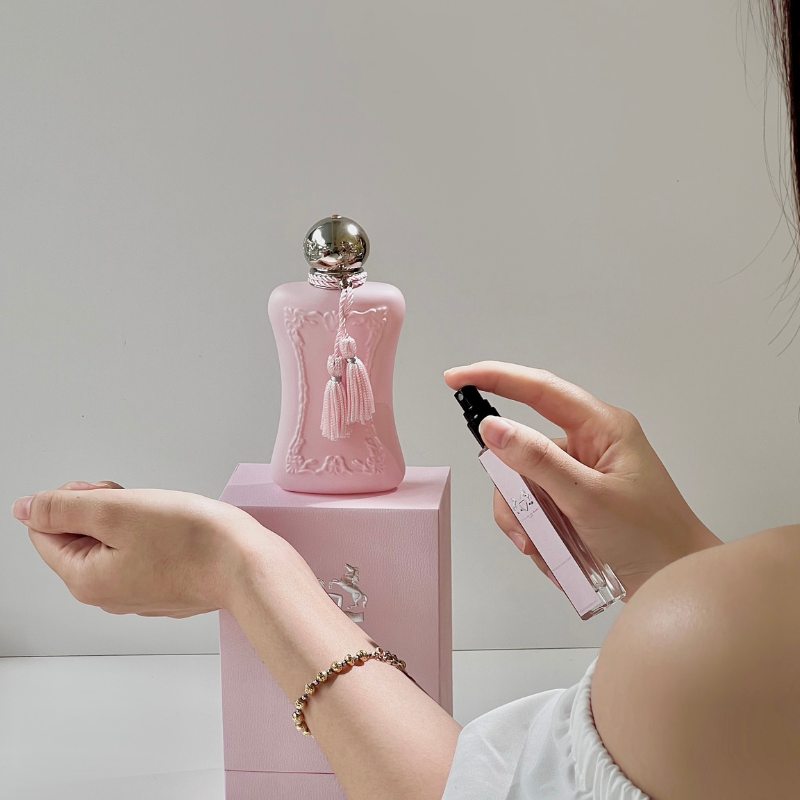 Tinh dầu nước hoa dạng xịt De.li.na quyến rũ, lôi cuốn 10ml (mùi nữ)