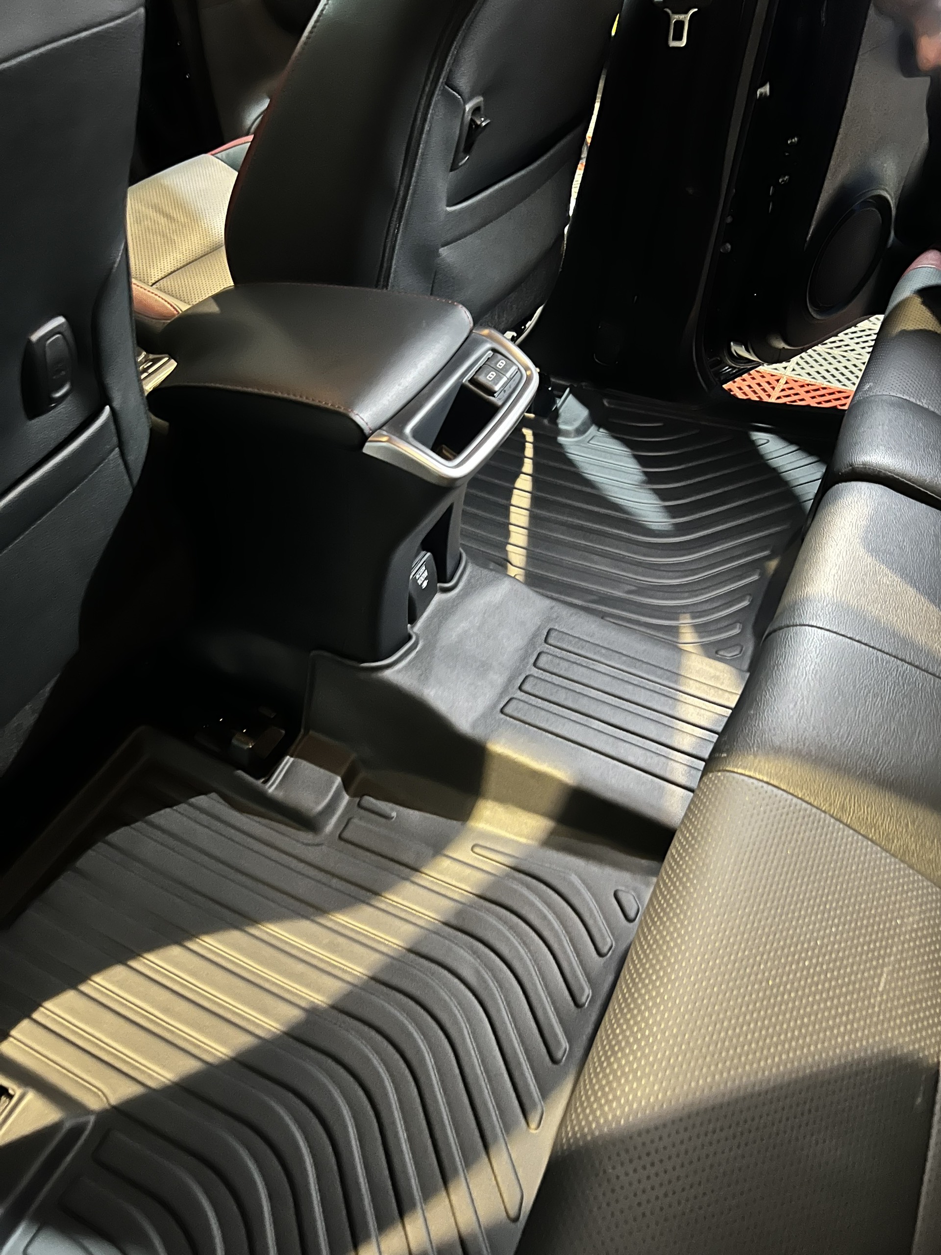 Thảm lót sàn xe ô tô Toyota Fortuner 2017-2022 tới nay Nhãn hiệu Macsim chất liệu nhựa TPE cao cấp màu đen