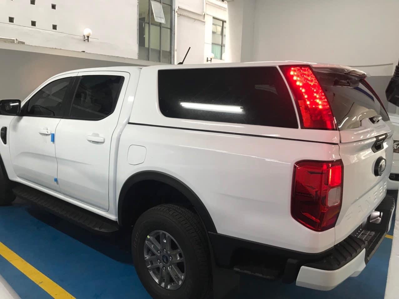 NẮP THÙNG CAO XE FORD RANGER 2023 LOẠI CÓ ĐÈN được sản xuất bởi công ty cổ phần Plastic Thái Lan