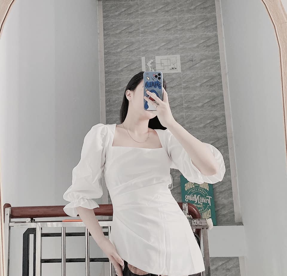 Áo trắng lệch tà cổ vuông thanh lịch, sang trọng