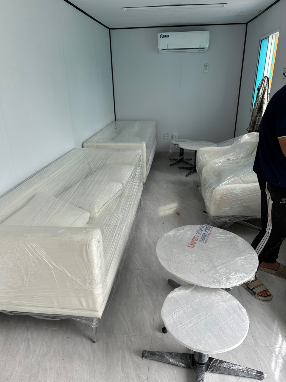 Bộ Sofa phòng khách Juno Sofa 2 ghế đơn kèm bằng bàn mặt đá cao cấp chân đúc viền khung