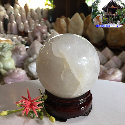 Quả cầu đá thạch anh trắng tự nhiên vừa thịnh vừa phát QC815 nặng 420gr đường kính 6.7cm – Vật phẩm phong thủy tài lộc, may mắn, bình an