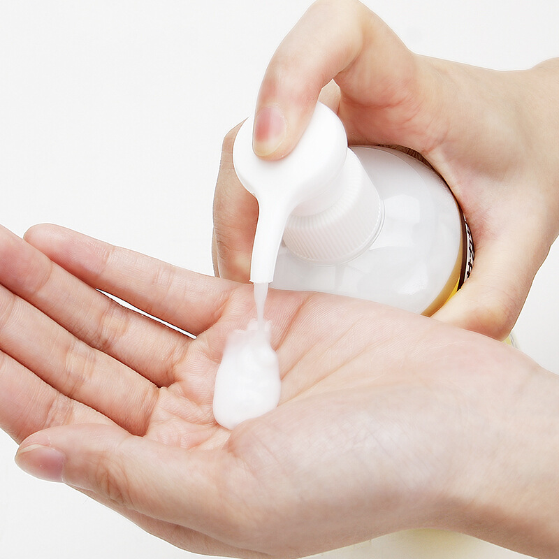 Sữa dưỡng thể cấp ẩm toàn thân dầu Ngựa Loshi Moisture Skin Lotion Horse Oil Nhật Bản 485ml