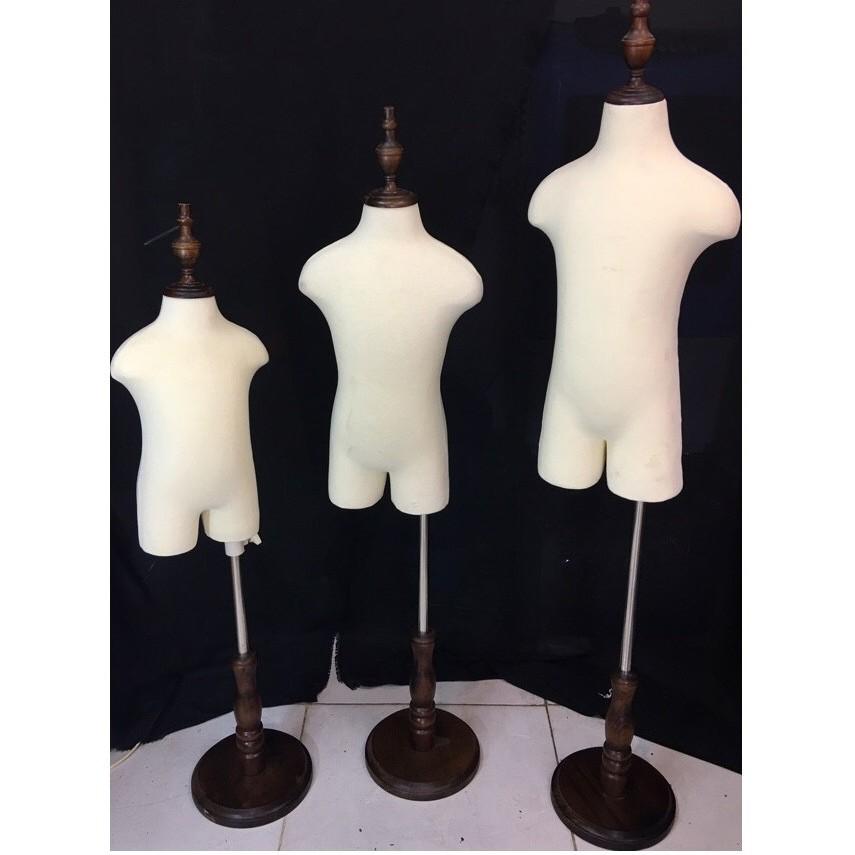 Manocanh trẻ em đủ 3 size 2,4,6 tuổi thân nhựa bọc vãi, chân bằng gỗ tự nhiên đế tròn