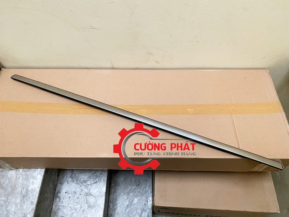 Nẹp chân kính cửa trước Mitsubishi Xpander, Xpander Cross mã bên lái 5727A473