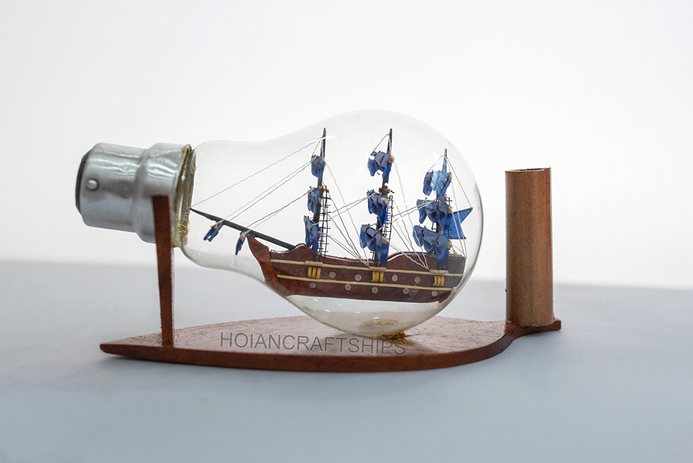 Thuyền trong bóng đèn (thuyền gỗ Victory xanh dương)