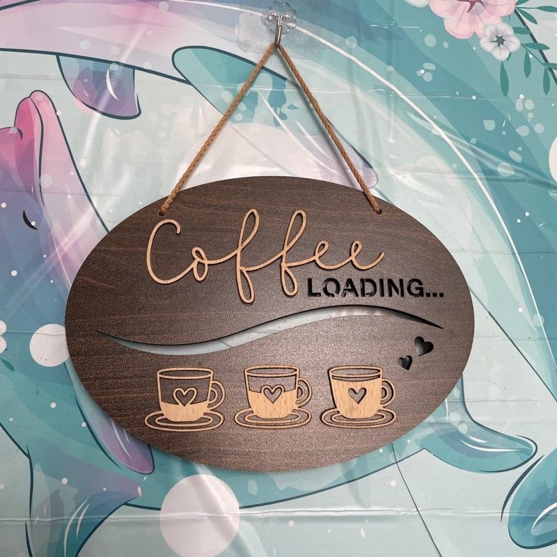 Bảng gỗ Coffee loading treo quán cafe hình 3 ly cafe nền gỗ mộc có dây treo