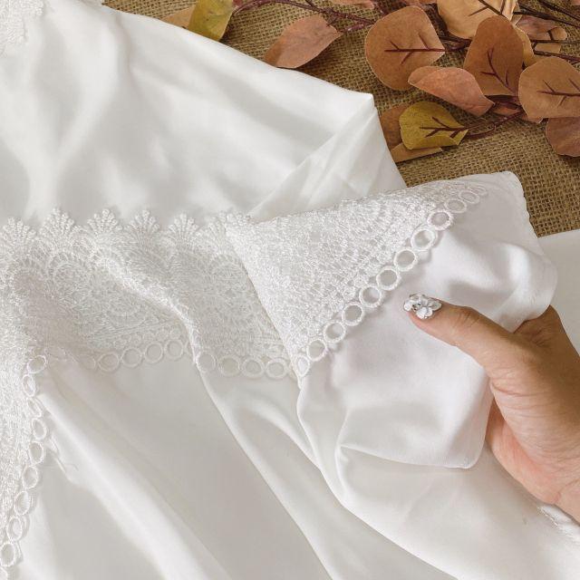 ĐẦM TRẮNG CỔ V VIỀN REN ĐUÔI CÁ