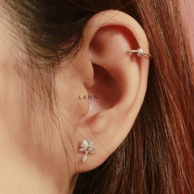 Khuyên hoa đá treo đá hạt thóc S925 LANN