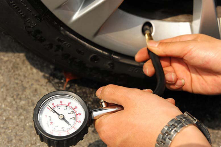 Đồng hồ đo áp suất lốp xe hơi hiện đại bảo đảm an toàn