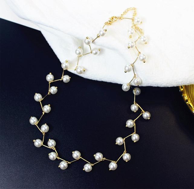 Vòng cổ choker đính hạt trắng