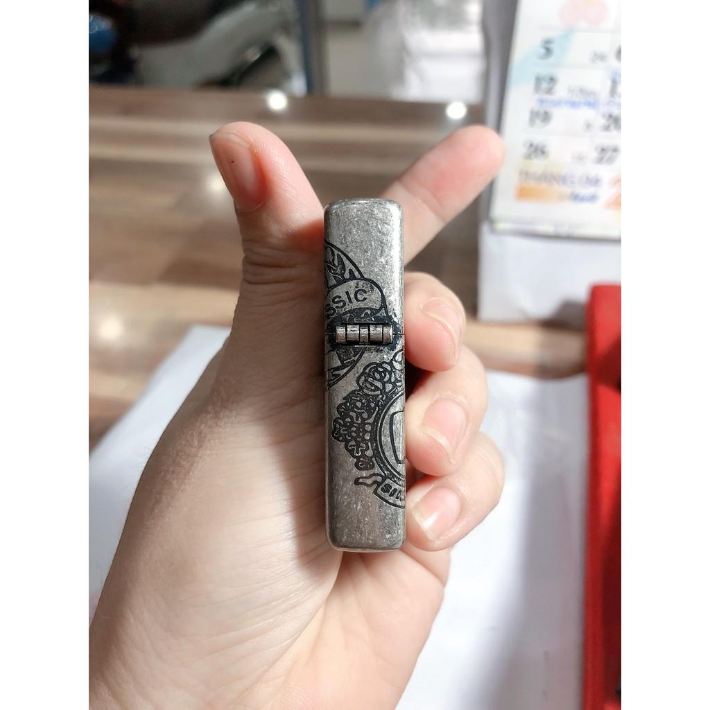 BẬT LỬA ZIPPO KHẮC ĂN MÒN WINDY GIRL, MÀU BẠC, LOẠI GIẢ CỔ ( CÔ GÁI GIÓ)