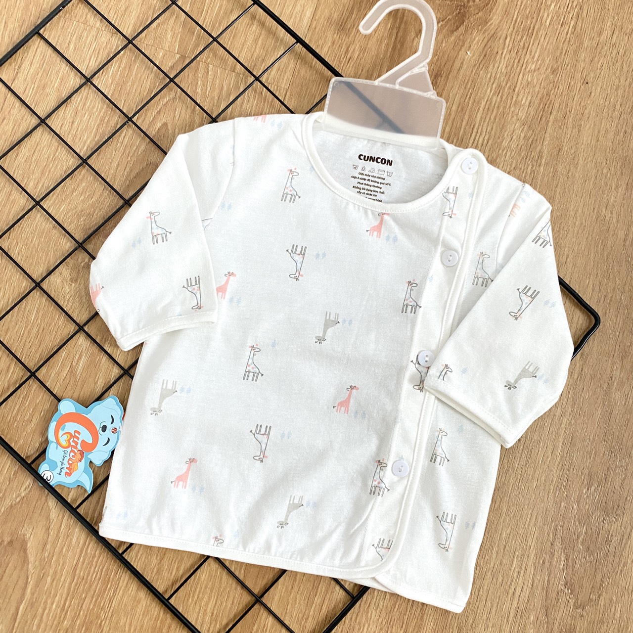 Áo Sơ Sinh cotton cao cấp CUNCON - Mẫu Tay Dài Cài Nút Xéo Họa Tiết - Size 1,2,3 cho bé sơ sinh -9kg