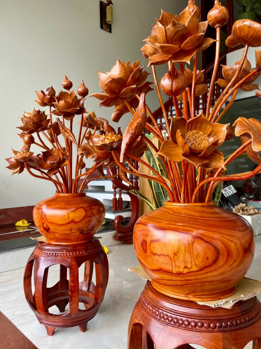 2 Hai bình hoa sen gỗ hương đỏ ,25 cành hoa lá gương bằng gỗ hương đá ,trang trí phòng khách ,phòng thờ quá đẹp