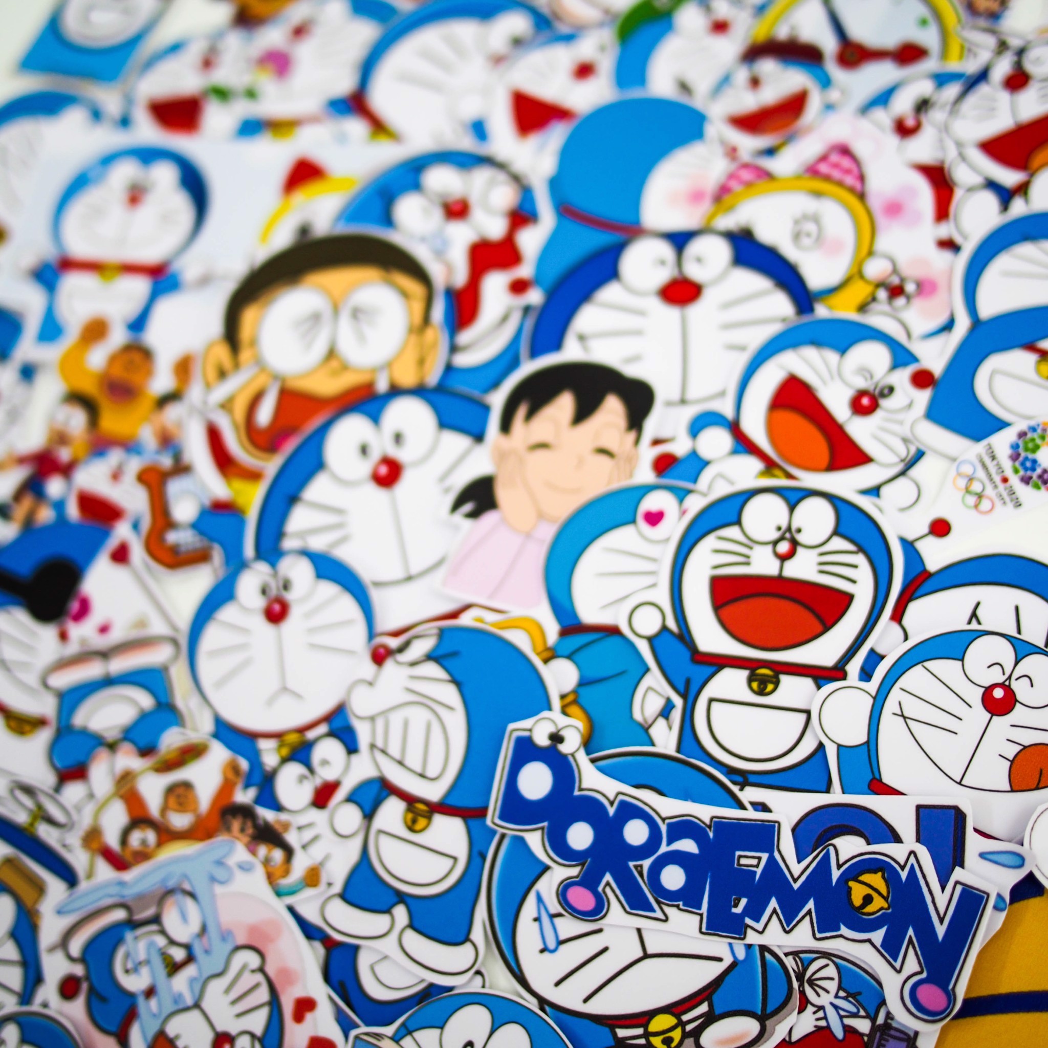 Hộp 100 Sticker hình dán Doraemon dán Laptop, Vali, Mũ bảo hiểm, Điện thoại, Xe máy