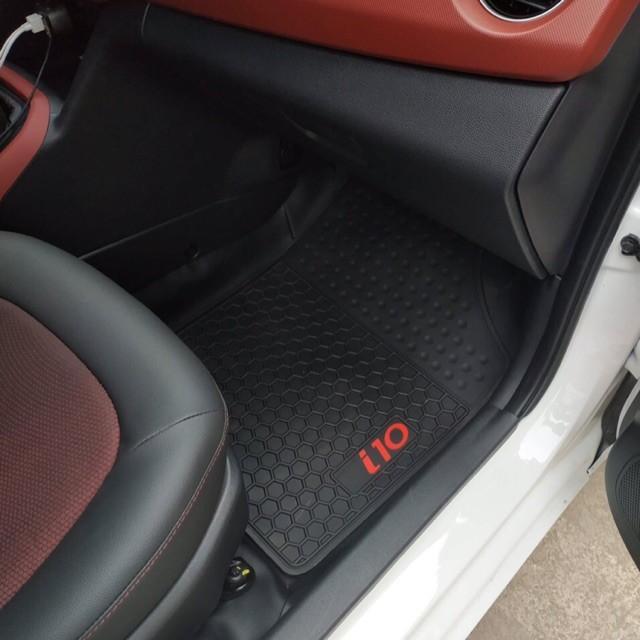 THẢM LÓT SÀN CAO SU THEO XE HUYNDAI GRAND I10 MIẾNG SAU LIỀN 2014 - 2021  tổ ong chữ đỏ