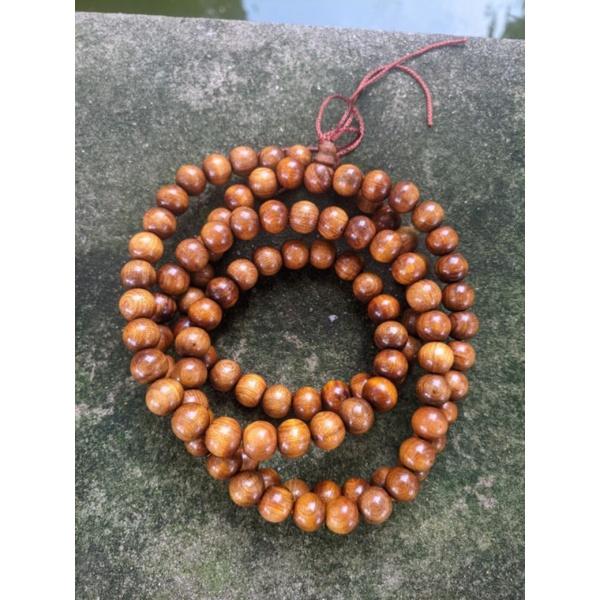 Chuỗi hạt tròn 10 ly 108 hạt vòng cổ , tay bằng gỗ màu vàng xen kẽ đen hương thơm tự nhiên