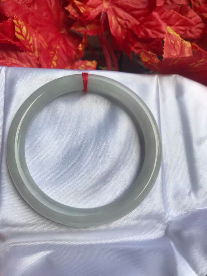 VÒNG TAY ĐÁ CẨM THẠCH MỚI TRẮNG 54mm x dầy 7,8mm  MÀU TRẮNG TINH BÓNG ĐỀU CẢ VÒNG RẤT ĐẸP  CHUẨN NỮ Mệnh KIM THUỶ 54kg đến 64kg Đeo ạ