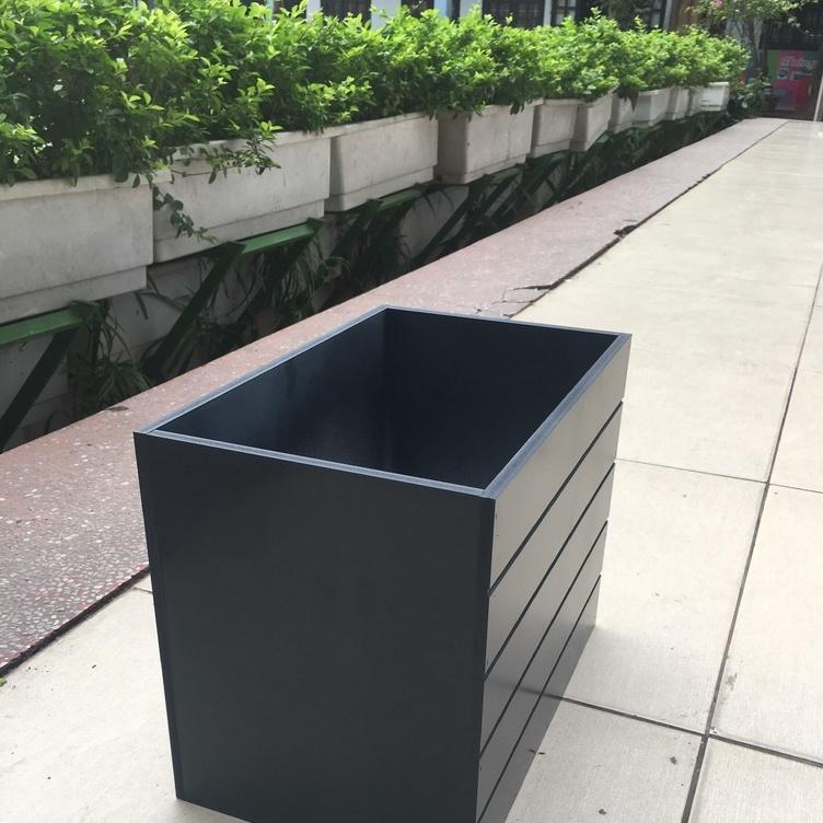 Chậu kẻ chỉ composite 50x20x20 sơn ghi đậm