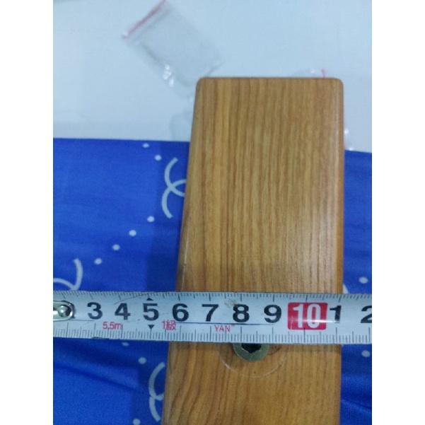 Tay nắm gỗ cửa kính bản lề sàn