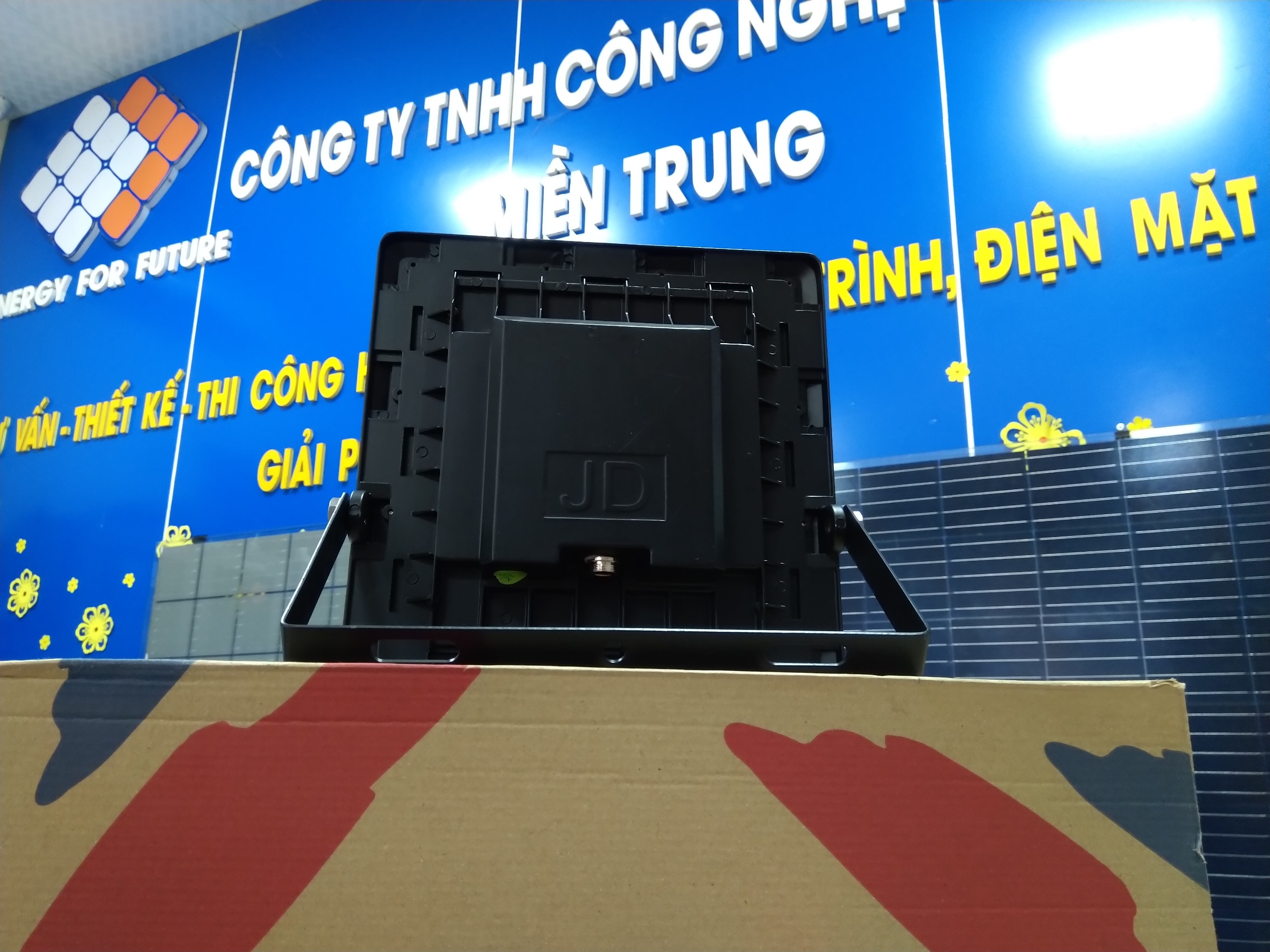 Đèn pha NLMT công suất 70W - JD770